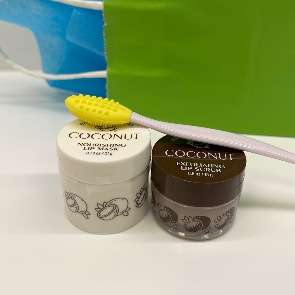 NWT Coconut lip care duo (scrub and mask) gift set from Bath & Bodyy Works
